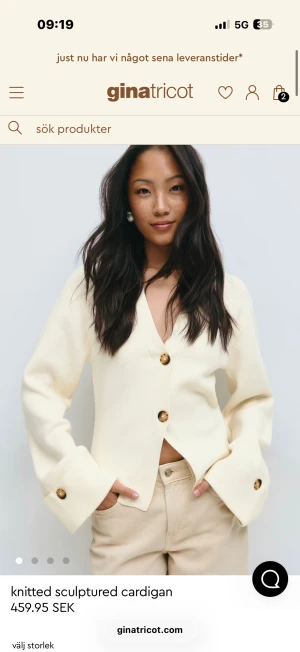 Krämvit kofta med stora knappar Gina Tricot - Snygg krämvit kofta från Gina Tricot med skulpterad form och stora bruna knappar framtill. Koftan har långärmade ärmar med breda muddar och v-ringad hals. Stickad i mjukt material som ger en chill och trendig vibe. Typ aldrig andänd säljer då den är för liten  säljer för 299kr 