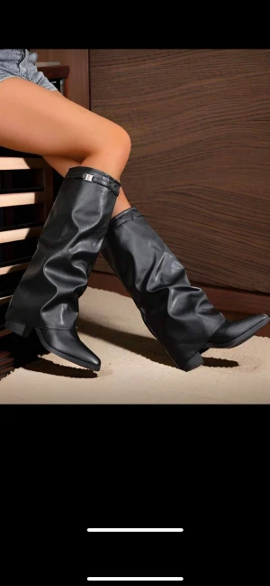 Svarta stövlar med spetsig tå - Säljer ett par snygga stövlar de är använda 1 gång har inga fel eller märken precis som nya och rena det är storlek 37 men passar som 38 