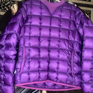 Lila dunjacka Parajumpers Weightless S - Säljer en lila dunjacka från Parajumpers, modell Weightless. Jackan har quiltad design, ribbad krage och två sidofickor med lila detaljer. Märkespatch på ärmen och snygg, boxig passform. Perfekt för kalla dagar och riktigt lätt att bära.