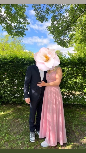 Glittrig rosa klänning - Säljer nu min superfina balklänning, den glittrar super fint i solen och man känner sig som en prinsessa i den! Har sytt upp den lite i längden och jag är 168. (Se bilder hur den sitter)