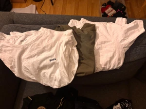 3 st boss t shirt - 3 boss t shirts som passar L, två av de är xl men sitter tight. Detta är anledning till varför jag säljer. Använd nån av de vita en gång