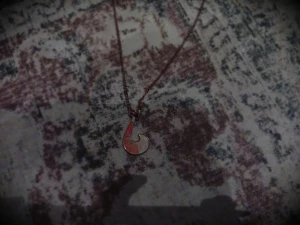 Miraculous ladybug räv halsband. - Färgen är lite bortsliten (vilket man kan se på sista bilden), men går lätt att fixa med lite färg, gjord av metall. Samt metall/kedja.