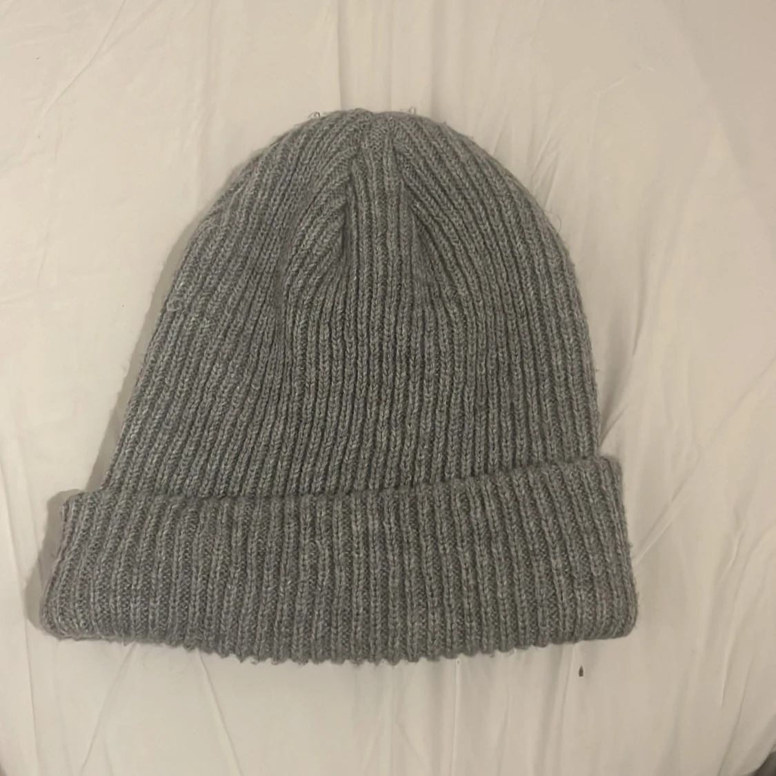 Grå ribbstickad mössa från Moncler - 2