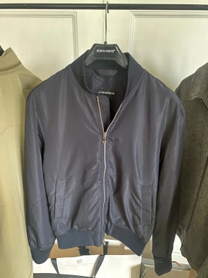 J.Lindeberg  - Tja! Säljer denna riktigt feta Bomber jackan för endast 499kr. | Skick - Oanvänd 10/10 | Storlek - S | Medföljer - Og/Tags | Tveka inte att höra av dig ifall du har några frågor eller funderingar! 