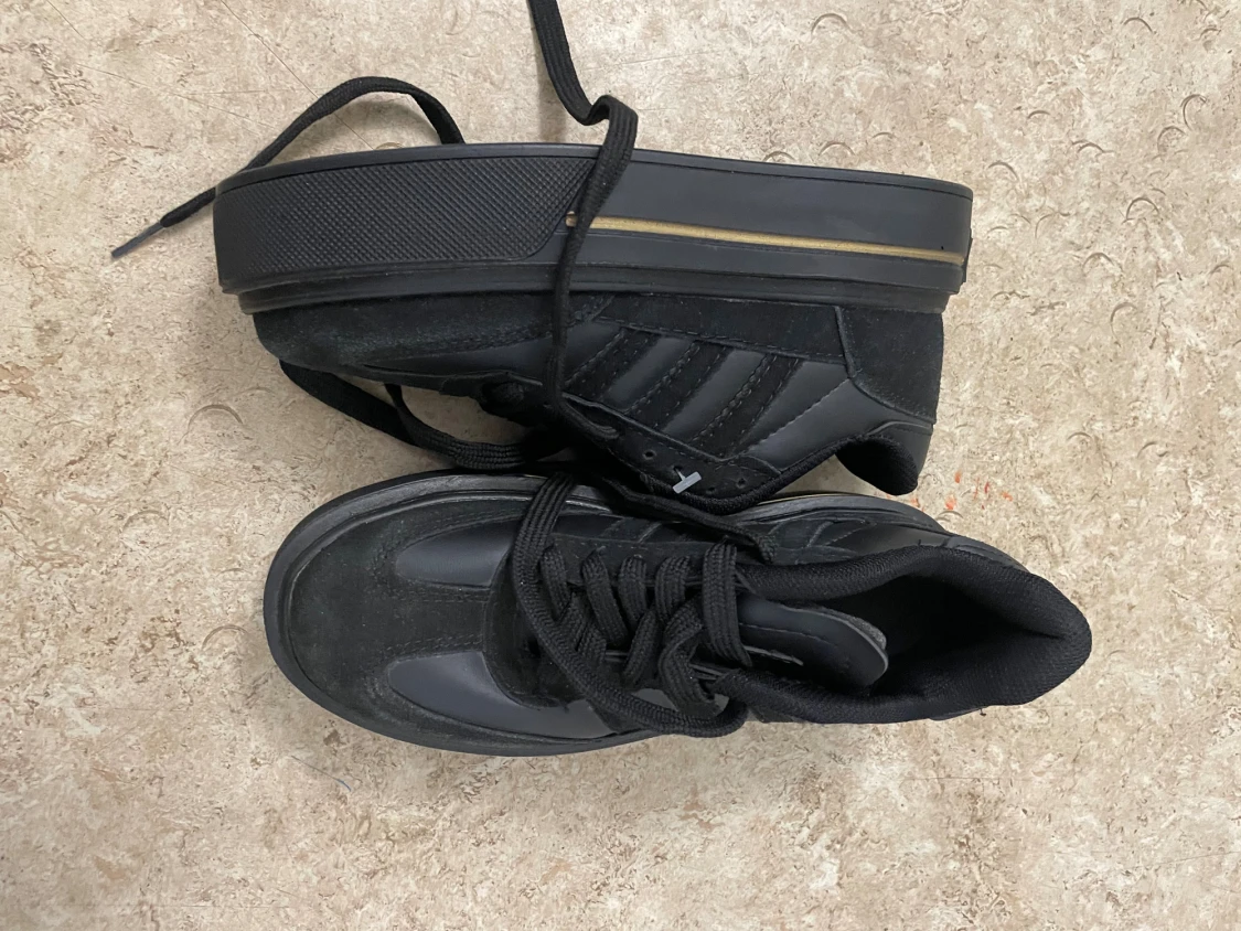 Svarta Adidas sneakers med platåsula - 1