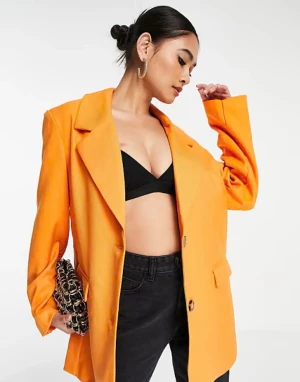 Orange kavaj från Vero Moda - Snygg orange kavaj från Vero Moda med klassisk krage och två knappar framtill. Rak passform och två fickor framtill.  Den är lite längre i längden, kan användas som en ”kavaj klänning” också. Det är en storlek S men oversized