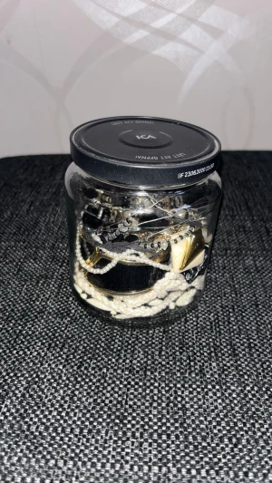 Mystery jewelry jar - En glasburk fylld med olika smycken, passar för både silver och guldmänniskor