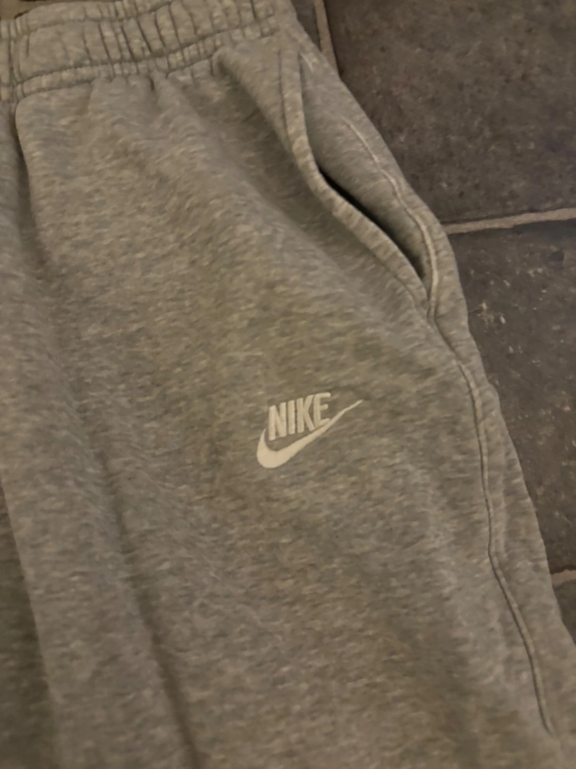 Grå mjukisbyxor från Nike, storlek S - 1