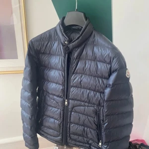 Moncler acourous - Moncler jacka size 3 vilket motsvarar M/L ~ inga defekter skicket är 10/10 ~Givetvis äkta pris går att diskutera! 