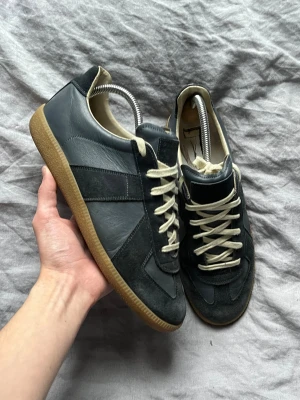 Maison margiela skor - Skick 9/10. Lite smutsiga, några få skavanker. 42, ingen box. Äldre cw.