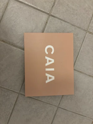 caia eye pallet - Caia ögonskugga palett. Använd ca 2 ggr syns knappt🫰🏼nypris tror mellan 599-699kr fårga om fler bilder om du vill. Säljer då jag inte använder🫰🏼