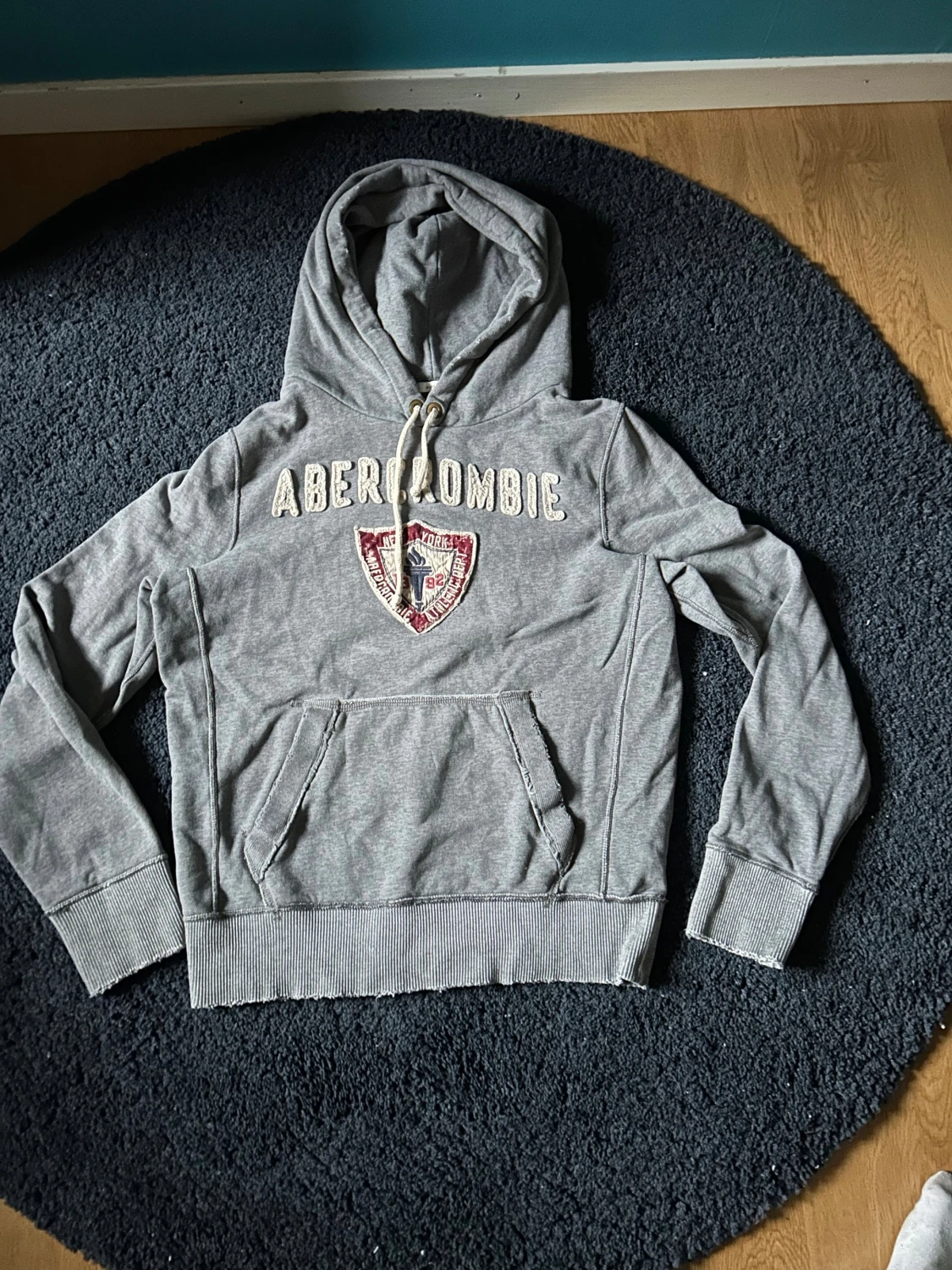 Grå hoodie Abercrombie & Fitch
