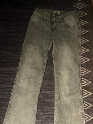 Grå jeans med broderade bakfickor - Snygga grå jeans från Lager 157 med bootcut ben och coolt broderi på bakfickorna. Jeansen har klassisk femficksdesign, normal passform och är tillverkade i jeansmaterial. Perfekt för dig som gillar detaljer och vill sticka ut lite extra. Är lite för korta för mig som är 171. Kolla min profil för fler jeans för samma pris. Inga slitage eller defekter, använda fåtal gånger.