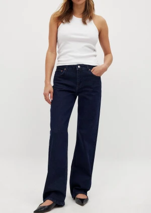 Mörkblå wide jeans från NA-KD - Snygga mörkblå jeans från NA-KD med klassisk femficksdesign och hög midja. Modellen har raka, vida ben och en stilren look som passar till sneakers eller boots. Jeansen är tillverkade i jeansmaterial och har en enkel knappstängning framtill.