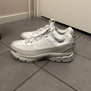 VOMERO ROAM 43 - Säljer ett par Nike Vomero Roam i helt oanvänt skick. Skorna är bara provade inomhus och är i princip fabriksnya — inga märken, inga veck, inget slitage.  Detaljer: • Storlek: 43 • Färg: Vit/ljusgrå • Skick: Oanvända • Originalskick, supersnygga och bekväma • Köpta nyligen  Det här är en populär modell som ofta tar slut snabbt, så passa på!  Pris: 1000kr Plats: Stockholm 