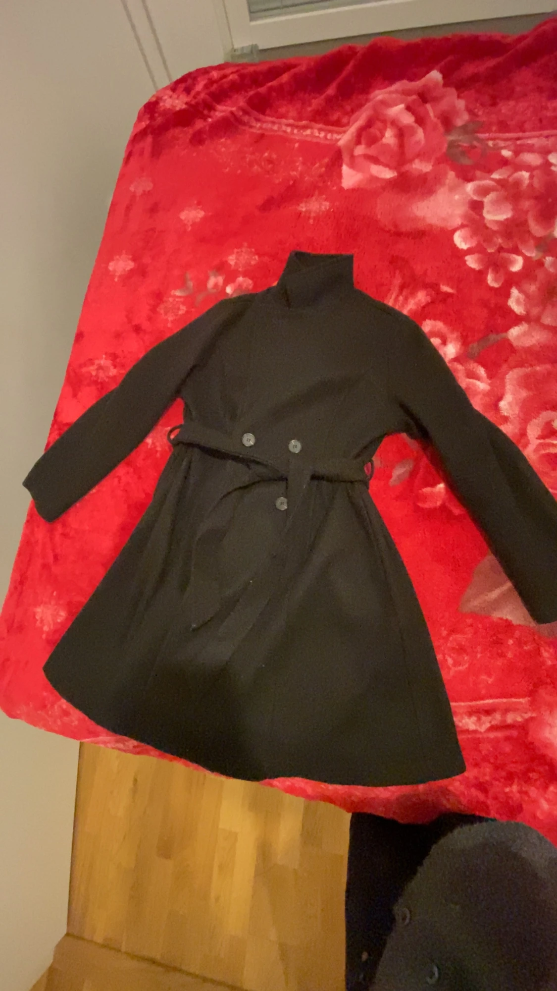 Svart kappa med bälte och knappar - 1