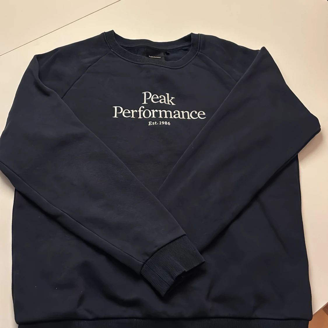 Mörkblå Peak Performance sweatshirt