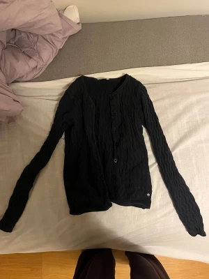 Kabelstickad kofta - Marinblå. Använd en gång!