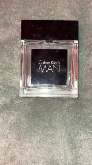 Calvin Klein perfym - En riktigt härlig och fräsch Calvin Klein perfym! Den passar in närsomhelst och drar alla tjejer till dig!👏🏼