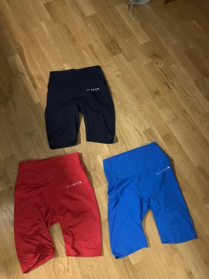 Färgglada träningstights-shorts Relode - Köp alla för 100 kr eller en för 40 kr, alla är storlek Small i bra skick.
