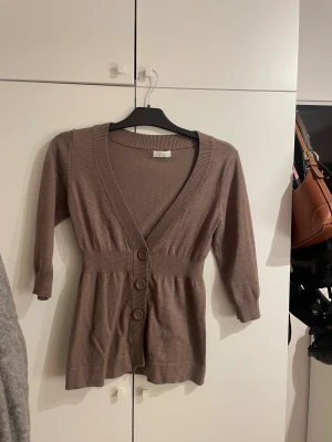Brun Kofta vero Moda 2000s fall vibe - Jätte fin styleat med ett linne under. 