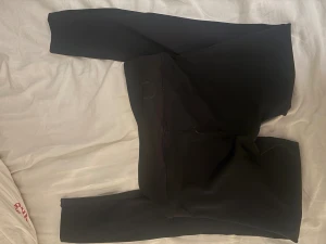 Träningsbyxa - Säljer dessa extremt sköna träningsbyxor. Säljer pga att jag de har blivit för korta i benen. Byxorna är low waist framme och lite högre där bak.