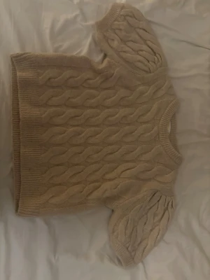 Kabelstickad tröja - Säljer denna extremt snygga stickade tröjan från Gina Tricot. Tyvärr var det inte min typ av klädesplagg, men är perfekt nu när julen närmar sig.