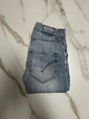 Dondup jeans med slitningar - Riktigt snygga Dondup SAM jeans i storlek 29, snygga slitningar och i jättefint skick. Midjemått samt längdmått finns med på bilderna. Skriv vid frågor! 🙌