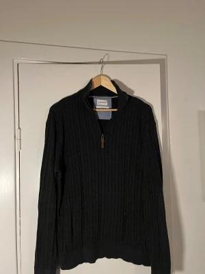 Lindbergh half zip - Säljer en snygg half zip från lindbergh som är riktigt stilren! Storleken är Medium men den är relaxed fit så den kan va lite lös.