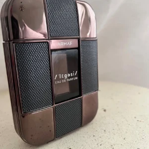 Armaf Legasi Eau de Parfum 100ml  - Säljer en träig och aromatisk doft för män.  Toppnoter: Lavendel, rosmarin och petitgrain. Hjärtnoter: Salvia, jasmin, galbanum och ros. Basnoter: Cederträ, sandelträ, mysk och ekmossa. 100ml flaska (tagit ca 5 sprut) Förvarats mörkt och svalt. Säljes utan box. 