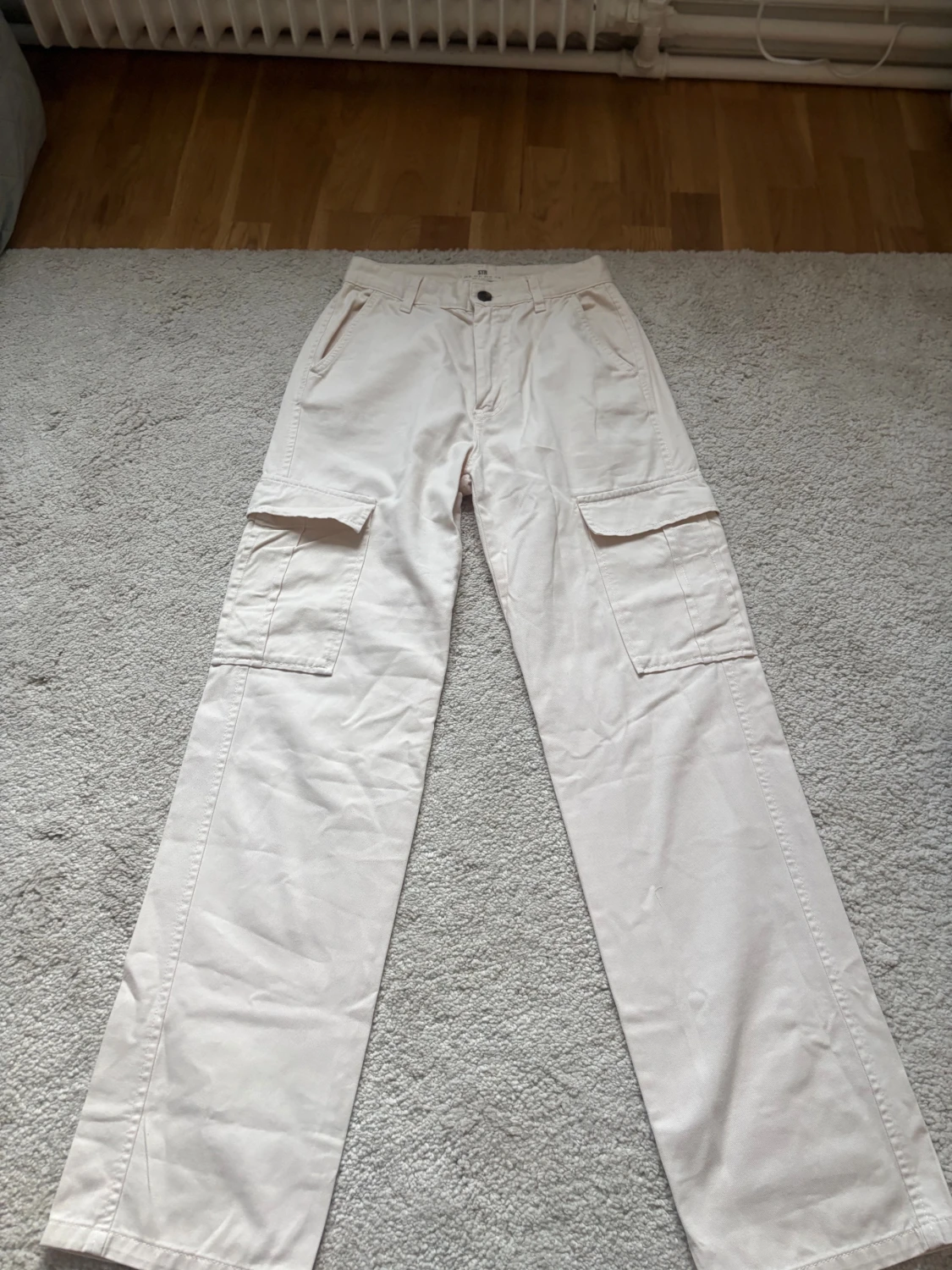 Beige cargopants från STR, storlek 36