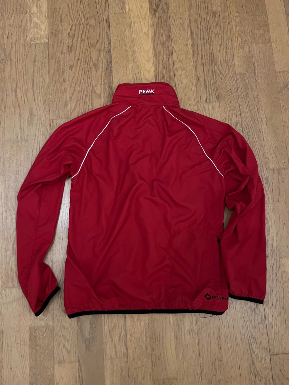 Röd löparjacka från Peak Performance - 1