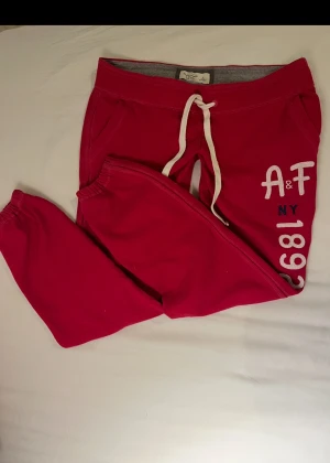 Abercrombie & fitch sweatpants - vackra Abercrombie & fitch byxor i storlek s i mörkröd