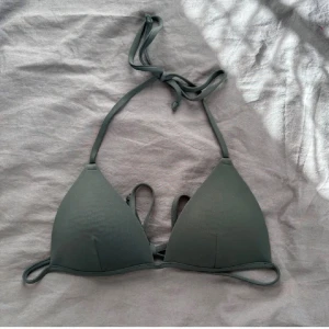 Två bikinis - Två bikinis, en grön och en blå/vit🤗