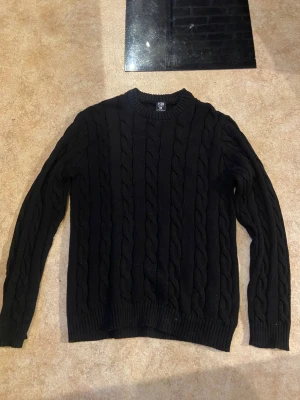  Stickad tröja st Xs -  Fin stickad tröja i stXS och är från New yorker. Den är mycket bra skick och har Använt den typ en eller två gånger. Skriv till mig om ni har några funderingar eller vill ha mer bilder på tröjan.