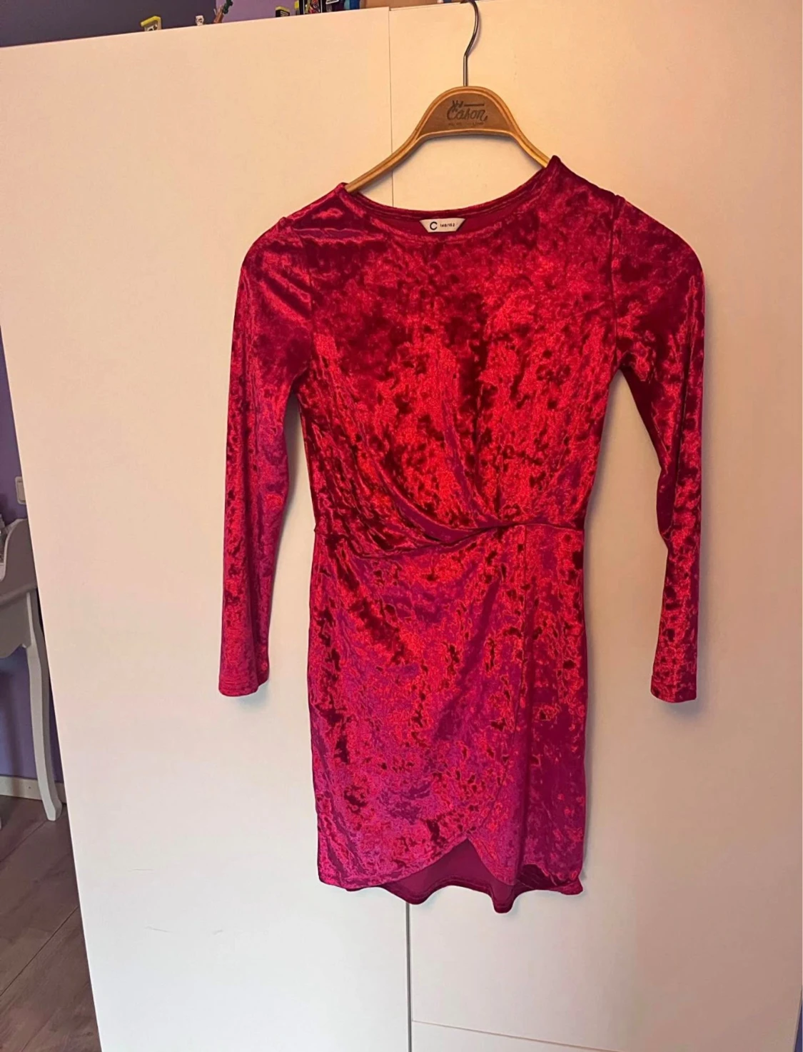 Röd sammetklänning med omlott