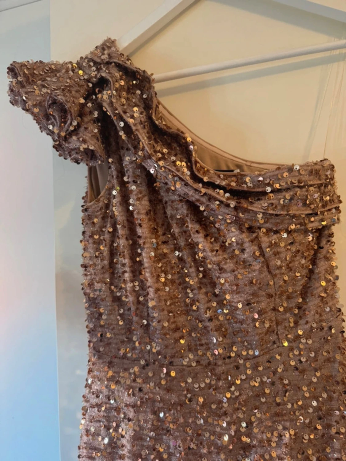 Champagnefärgad paljettklänning Miss Ord - 1