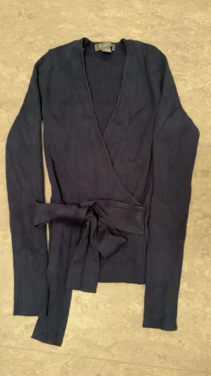 Mörkblå omlottop med knytning - 77% viscous 23% polyester