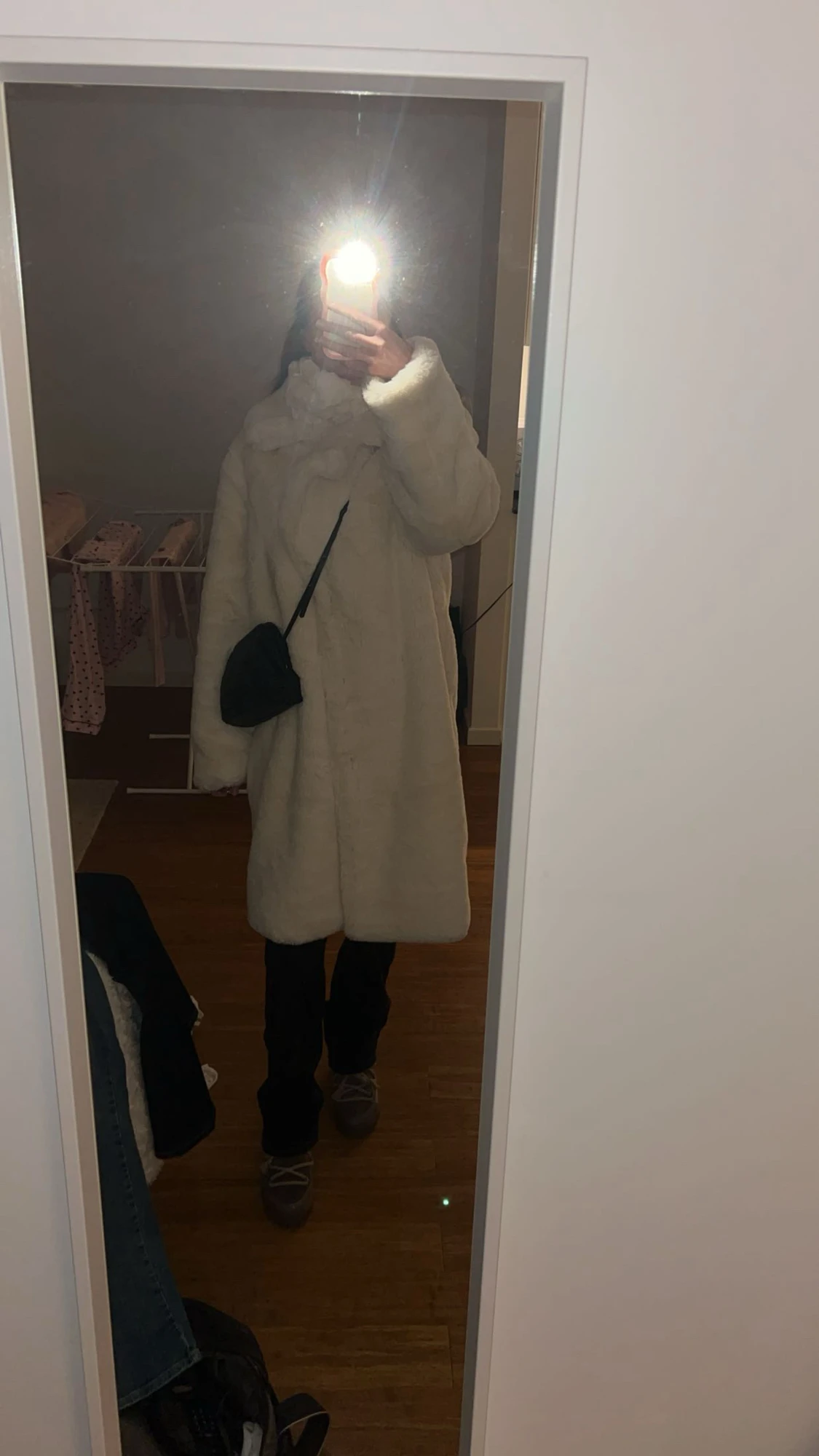 En mysigt vinterjacka i fuskpäls.  - 1