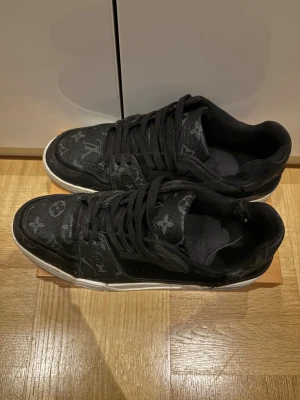 Louis Vuitton skor 43 - Tjena säljer nu mina lv skor stolen 43 jag har haft på mig dom lite men har fortfarande väldigt mycket mer och ge finns lite små skador, hör av dig vid minsta fundering- Charlie