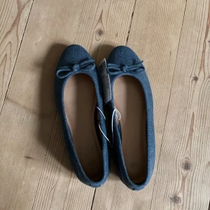 Blå ballerinaskor i jeans från H&M - Snygga ballerinaskor i blått jeanstyg från H&M. Perfekta för dig som gillar en avslappnad men ändå stilren look. Passar också så bra inför hösten och skolan. Köpte från Plick och var lite för stora, så har inte kommit till användning. Pris kan diskuteras💗