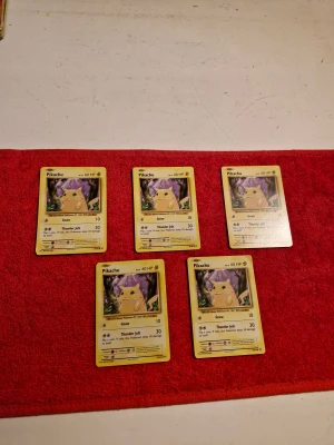 Pokémonkort - Pikachu (Base Set) BUDA!!! - BUDA!!!Fem klassiska Pikachu-kort från Pokémon Base Set! Perfekt för samlare eller dig som vill boosta din lek med en ikonisk favorit. Pikachu är alltid populär bland unga och gamla fans. Korten är på engelska och i fint skick.