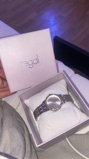 Arm klocka  - Säljer en klocka för armen, helt ny, passar perfekt som julklapp, den köptes på ur och Penn för 499, säljer den för 200kr + frakt!