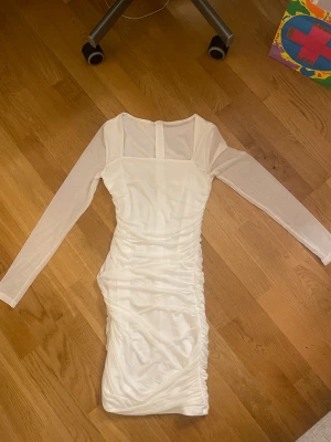 Vit klänning - Vit klänning från SHEIN. Storlek S. Använd 1 gång. Elastan & polyamid. 