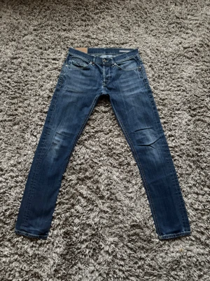 Dondup George jeans - Säljer dessa riktigt feta dondup George jeansen⭐️Storlek = W33🤝Skick : mycket bra skick, dock har små hål bildats vid bakfickorna!👍Hör gärna av er om ni har funderingar!🙌