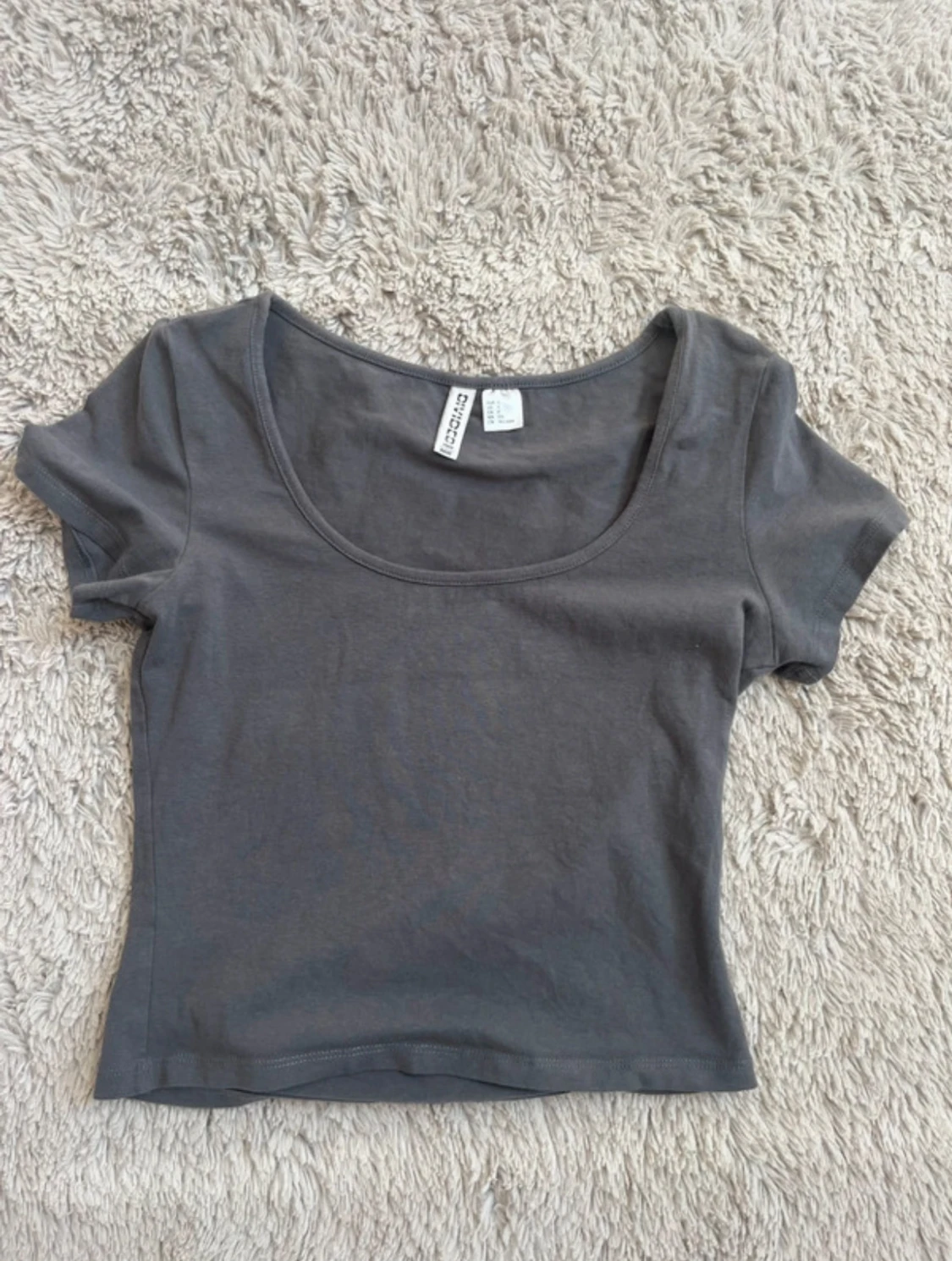 Grå croppad topp 