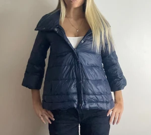 Marinblå Herno liknande jacka  - FÖLJ FÖR LIKNANDE❤️ snygg Herno liknande jacka med trekvartsärm, knappar och krage! Går utmärkt att ha en tjocktröja under! Den är mycket varm och passar perfekt under vinter/tidig vår. Inga defekter, storlek S! Tryck köp nu! TK-0088