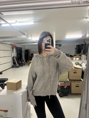 Beige stickad hoodie - Mysig grå stickad hoodie med luva. Den är från lindex. 💗bra skick🥰