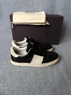 Valentino Flycrew skor  - Säljer ett par Valentino Flycrews som är i storlek 40,5! Bara skorna medföljer vid köp! Hör gärna av dig om du har frågor! 