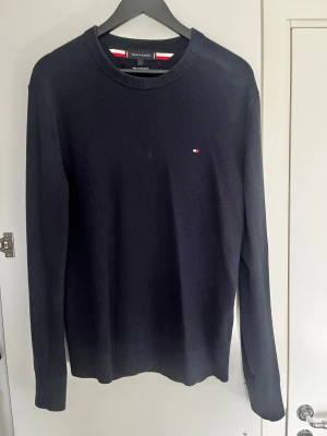 Tommy hilfiger sweetshirt  - Skön sweetshirt från Tommy hilfiger helt ny nästan de är en bomull och kashmirer blandnind sitter skönt och är varm 